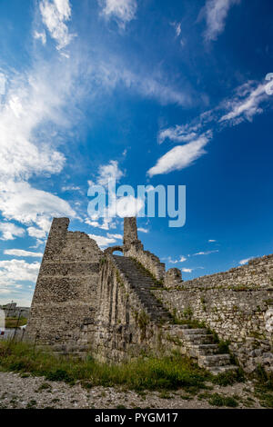 Paysage ruines de citadelle de Berat, forteresse du xiiie siècle, l'Albanie, sous le soleil de printemps avec ciel nuageux ciel bleu Banque D'Images