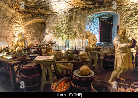 Le personnel de cuisine à la préparation des repas royale dans la grande cuisine, le château de Stirling, Ecosse Banque D'Images