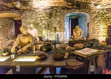 Trois cuisiniers préparer les ingrédients pour le repas suivant, la grande cuisine, le château de Stirling, Ecosse Banque D'Images