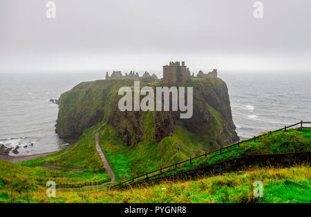 Vue d'attraction touristique célèbre château Dunnotar en mauvais temps brumeux de l'automne écossais, Aberdeenshire, Scotland Banque D'Images