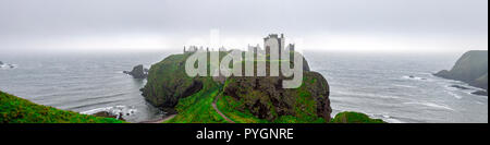 Un panorama de scenic Dunnotar Castle et littoral de la mer du Nord dans les mauvaises conditions météorologiques en Écosse pendant la saison d'automne, l'Aberdeenshire, United Kingdom Banque D'Images