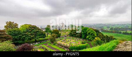 Un panorama du cimetière entre le château de Stirling et de l'église de Holy Rude, Ecosse Banque D'Images