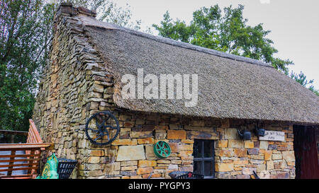 Kerry/ Irlande -septembre 20,2018 : le village Kerry Bog avec des chalets représentant la vie au XVIIIe et XIXe siècle, le cottage en pierre d'Old Forge Banque D'Images