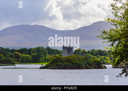 Vue panoramique sur le Château de Ross tout en dégustant un traditionnel irlandais et cheval Jaunting en voiture autour du lac Killarney et Park area Banque D'Images
