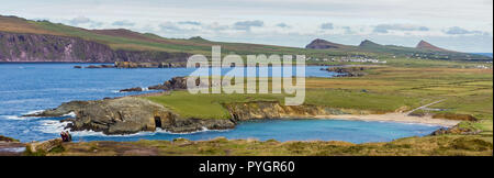 Photo bandeau de la vue panoramique de la côte irlandaise avec les trois soeurs collines de la péninsule de Dingle Loop Banque D'Images