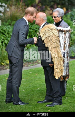 Le duc de Sussex reçoit un hongi, un message d'accueil traditionnel Maori, lors d'une cérémonie d'accueil à Government House, à Wellington, le premier jour de la visite du couple royal de la Nouvelle-Zélande. Banque D'Images