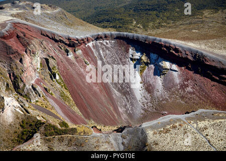 Cratère du Mont Tarawera, près de Rotorua, île du Nord, Nouvelle-Zélande - vue aérienne Banque D'Images