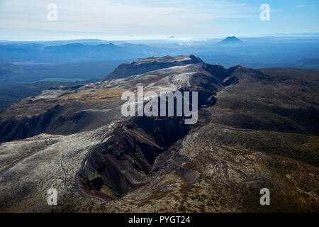 Cratère du Mont Tarawera, près de Rotorua, et cône volcanique d'Putuaki / Mont rapiécé à distance, North Island, New Zealand - vue aérienne Banque D'Images