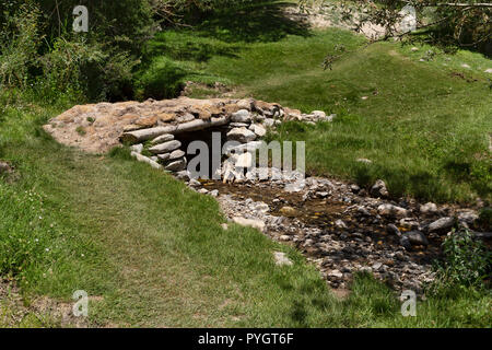 Bois et pont de pierre près de Ratm en tadjik, Wakhan Pamir Highway, montagnes du Pamir, au Tadjikistan Banque D'Images