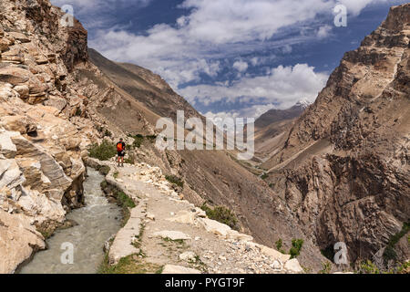 Vue sur la vallée de Trekker admire d'Engels sur la Pic Pic Engels Meadows trek, Langar, tadjik, Wakhan montagnes du Pamir, au Tadjikistan Banque D'Images