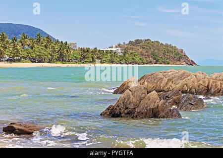 La vue sur l'anse de la plage et pointe à Trinity Beach, une des plages du nord de Cairns QLD Australie Banque D'Images