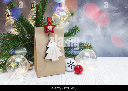 Fête de l'argent fond de Noël avec des lampes rétro, vert sapin, de la direction générale du papier fait main en bois avec sac présent Broche décorative Banque D'Images