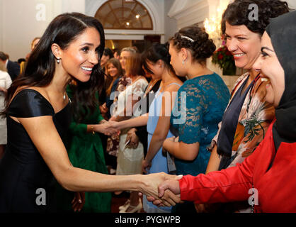 La Duchesse de Sussex répond aux invités à la réception donnée par le gouverneur général célèbre le 125e anniversaire du vote des femmes en Nouvelle-Zélande, à la Government House, à Wellington, Nouvelle-Zélande. Banque D'Images