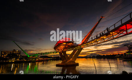 Darul Hana bridge est le plus long pont pour piétons en Malaisie avec une belle architecture moderne. Situé à Kuching Sarawak River de warerfront Banque D'Images