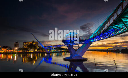 Darul Hana bridge est le plus long pont pour piétons en Malaisie avec une belle architecture moderne. Situé à Kuching Sarawak River de warerfront Banque D'Images