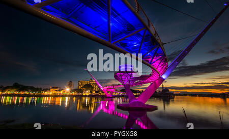 Darul Hana bridge est le plus long pont pour piétons en Malaisie avec une belle architecture moderne. Situé à Kuching Sarawak River de warerfront Banque D'Images