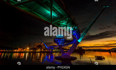 Darul Hana bridge est le plus long pont pour piétons en Malaisie avec une belle architecture moderne. Situé à Kuching Sarawak River de warerfront Banque D'Images