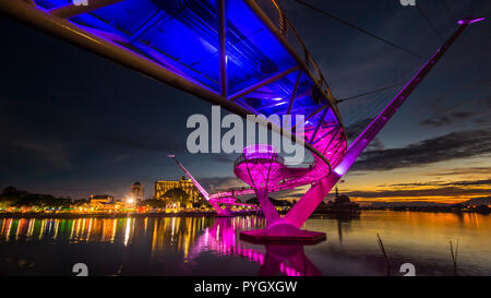 Darul Hana bridge est le plus long pont pour piétons en Malaisie avec une belle architecture moderne. Situé à Kuching Sarawak River de warerfront Banque D'Images