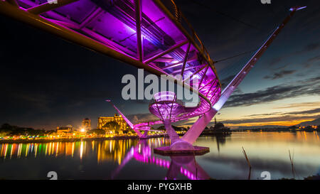 Darul Hana bridge est le plus long pont pour piétons en Malaisie avec une belle architecture moderne. Situé à Kuching Sarawak River de warerfront Banque D'Images