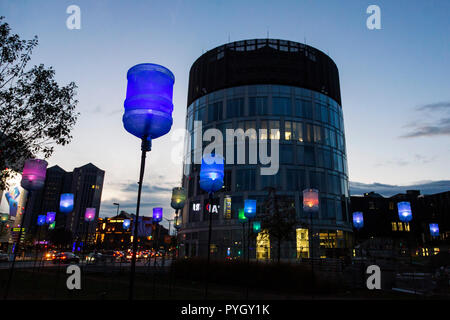 Essen, Allemagne. 27 octobre 2018. 'La Tüchten', bouteilles d'eau recyclées par artiste Essen Dirk Heindl. Le festival lumière Essen 2018 avec beaucoup d'art de la lumière des installations partout dans le centre-ville jusqu'au 4 novembre 2018. Banque D'Images