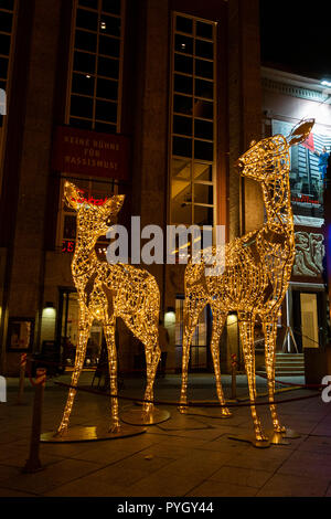 Essen, Allemagne. 'Oh, mon deer', installation lumineuse créée par MK Éclairage à Innsbruck, Autriche, à l'extérieur du théâtre Grillo. Le festival lumière Essen 2018 avec beaucoup d'art de la lumière des installations partout dans le centre-ville jusqu'au 4 novembre 2018. Banque D'Images