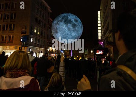 Essen, Allemagne. Kettwiger Straße Lune géant au-dessus de la rue. Musée de la Lune par l'artiste anglais Luke Jerram. Le festival lumière Essen 2018 avec beaucoup d'art de la lumière des installations partout dans le centre-ville jusqu'au 4 novembre 2018. Banque D'Images