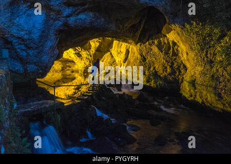 Fontaine de Fontestorbes,Fontaine de Fontestorbes,La Cascata, un phénomène,naturel,eau,,monte,et,falls,de,Montsegur,Ariège,France,French, Banque D'Images