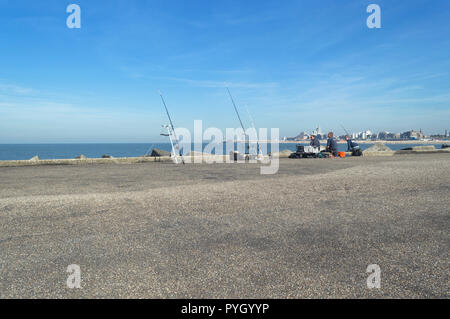 La Haye, Pays-Bas, octobre 05, 2018 : Pêcheurs en Shveningen beach pier en regardant leurs cannes à pêche et profiter de beau temps Banque D'Images