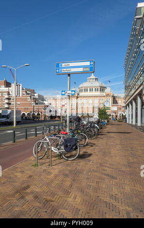 La Haye, Pays-Bas, octobre 05, 2018 : vélos parking près de casino à Haye avec Grand Hotel Amrath Kurhaus on background Banque D'Images