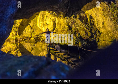 Fontaine de Fontestorbes,Fontaine de Fontestorbes,La Cascata, un phénomène,naturel,eau,,monte,et,falls,de,Montsegur,Ariège,France,French, Banque D'Images