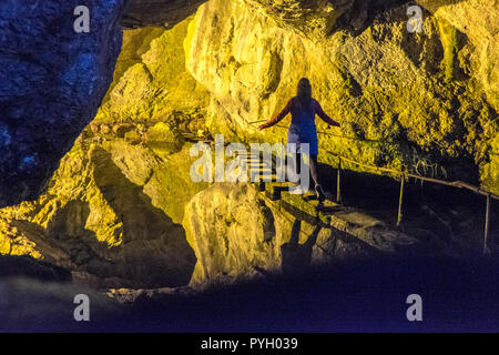 Fontaine de Fontestorbes,Fontaine de Fontestorbes,La Cascata, un phénomène,naturel,eau,,monte,et,falls,de,Montsegur,Ariège,France,French, Banque D'Images