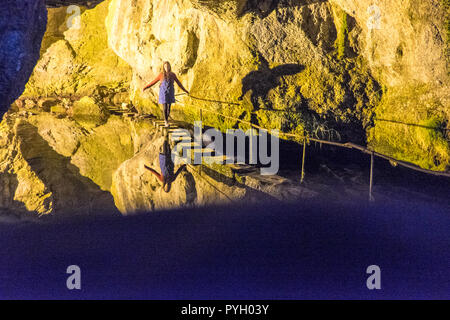 Fontaine de Fontestorbes,Fontaine de Fontestorbes,La Cascata, un phénomène,naturel,eau,,monte,et,falls,de,Montsegur,Ariège,France,French, Banque D'Images