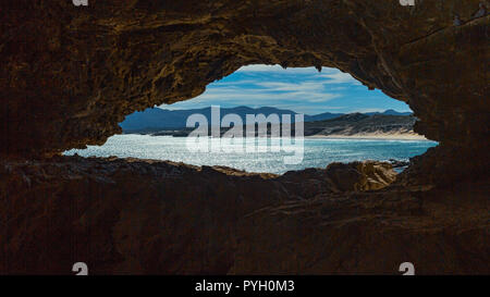 Vue de l'intérieur du Klipgat Cave, un séjour à l'âge de pierre Walker Bay, Gansbaai Gansbaai, RN, Western Cape, Afrique du Sud. Banque D'Images