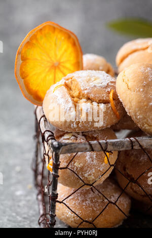 Orange Maison crinkle cookies avec du sucre en poudre cerise sur fond gris, composition verticale Banque D'Images