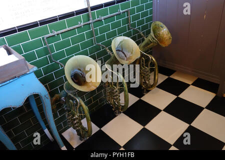 Quirky toilettes dans la pub de Bell, Ticehurst East Sussex, Royaume-Uni Banque D'Images