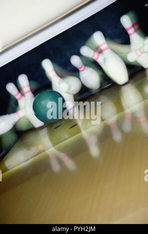 Droit d'action d'une boule de bowling pins frappantes dans un bowling, USA Banque D'Images