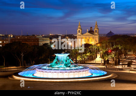 Vue de nuit à la fontaine du Triton, près de portes de la ville de La Valette, Malte Banque D'Images