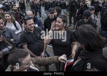 Roma, Italie. 27 Oct, 2018. Les membres de l'Italien parti politique d'extrême droite Forza Nuova (Nouvelle Force) au cours d'une manifestation dans la ville de Rome après l'assassinat de Desirèe, une jeune fille de seize ans, dans le quartier de San Lorenzo. Crédit : Matteo Trevisan/Pacific Press/Alamy Live News Banque D'Images