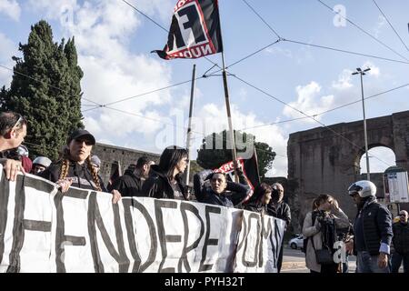 Roma, Italie. 27 Oct, 2018. Les membres de l'Italien parti politique d'extrême droite Forza Nuova (Nouvelle Force) au cours d'une manifestation dans la ville de Rome après l'assassinat de Desirèe, une jeune fille de seize ans, dans le quartier de San Lorenzo. Crédit : Matteo Trevisan/Pacific Press/Alamy Live News Banque D'Images