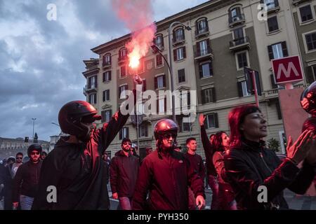 Roma, Italie. 27 Oct, 2018. Les membres de l'Italien parti politique d'extrême droite Forza Nuova (Nouvelle Force) au cours d'une manifestation dans la ville de Rome après l'assassinat de Desirèe, une jeune fille de seize ans, dans le quartier de San Lorenzo. Crédit : Matteo Trevisan/Pacific Press/Alamy Live News Banque D'Images