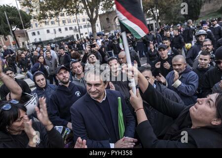 Roma, Italie. 27 Oct, 2018. Les membres de l'Italien parti politique d'extrême droite Forza Nuova (Nouvelle Force) au cours d'une manifestation dans la ville de Rome après l'assassinat de Desirèe, une jeune fille de seize ans, dans le quartier de San Lorenzo. Crédit : Matteo Trevisan/Pacific Press/Alamy Live News Banque D'Images