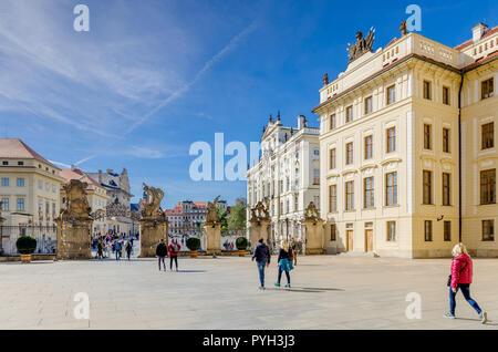 1ère cour du château de Prague avec Wrestling Titans Gate. Façade du Palais de l'archevêque dans l'arrière-plan. Prague, Hradcany, quartier République Tchèque. Banque D'Images