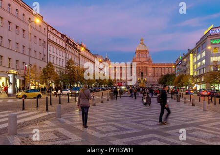 Vaclavske namesti (Fr. : la Place Venceslas) - L'une des principales places de la ville. Musée national des capacités dans l'arrière-plan. Prague, République Tchèque Banque D'Images