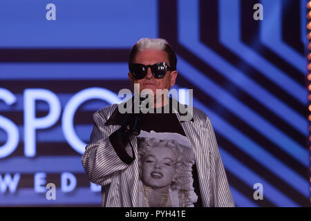 Napoli, Italie. 05Th Feb 2017. Cristiano Malgioglio est un compositeur italien, chanteur, auteur-compositeur et personnalité de la télévision. Il chante 'Mi sono innamorato di Fernardo" sur "tutto sposi' à Naples. Crédit : Francesco Cigliano/Pacific Press/Alamy Live News Banque D'Images