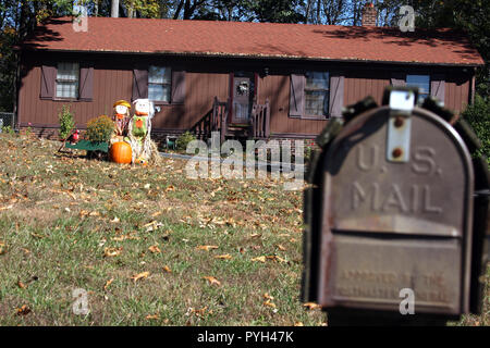 Décoration d'automne en face de la maison dans la campagne de Virginie, États-Unis Banque D'Images