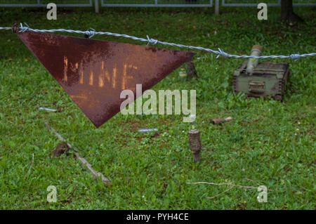 Panneau d'avertissement pour les mines terrestres dans la reproduction d'un champ de mines au Tunnel de Sarajevo le musée abritant 1993 tunnel souterrain construit durant le siège Banque D'Images