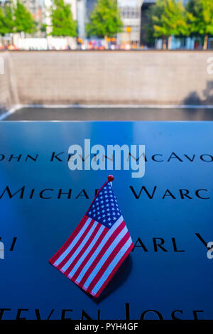 Les noms de certaines victimes marqués par le drapeau américain sur le 11 septembre 2001 World Trade Center Memorial des fontaines dans le Lower Manhattan, New York City Banque D'Images