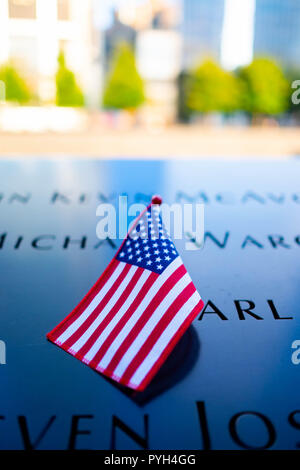 Les noms de certaines victimes marqués par le drapeau américain sur le 11 septembre 2001 World Trade Center Memorial des fontaines dans le Lower Manhattan, New York City Banque D'Images