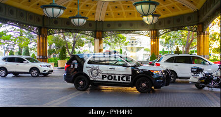 Une voiture de patrouille du service de police métropolitain de Las Vegas devant l'hôtel Bellagio sur Las Vegas Boulevard Banque D'Images