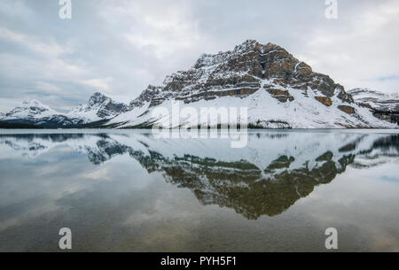 Le lac Bow, Banff NP, Alberta, Canada, par Bruce Montagne/Dembinsky Assoc Photo Banque D'Images